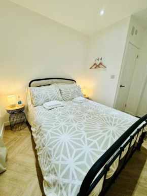 Shoreham Beach Cabana - Cozy ensuite Cabana with private entrance on beautiful Shoreham Beach - Close to Brighton City Airport and Panattoni Park
